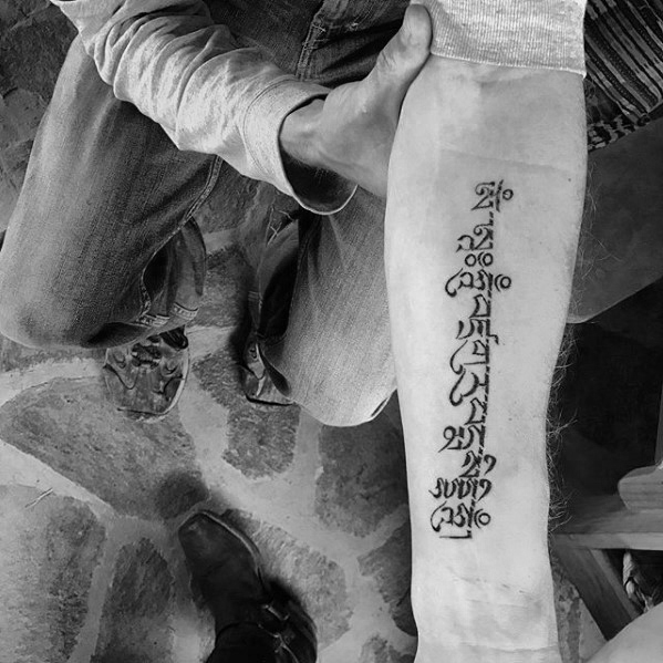 tatuaje en sanscrito 80