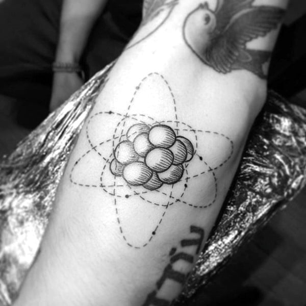 tatuaje atomo 105