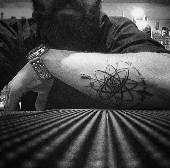 tatuaje atomo 117