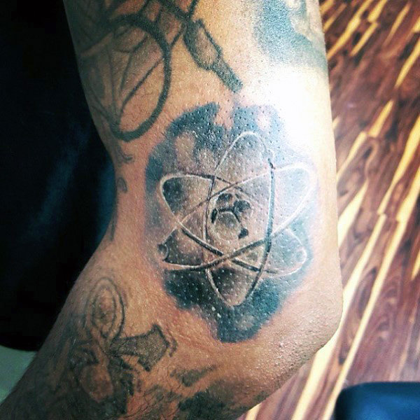 tatuaje atomo 77