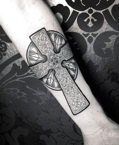 tatuaje cruz celta 13