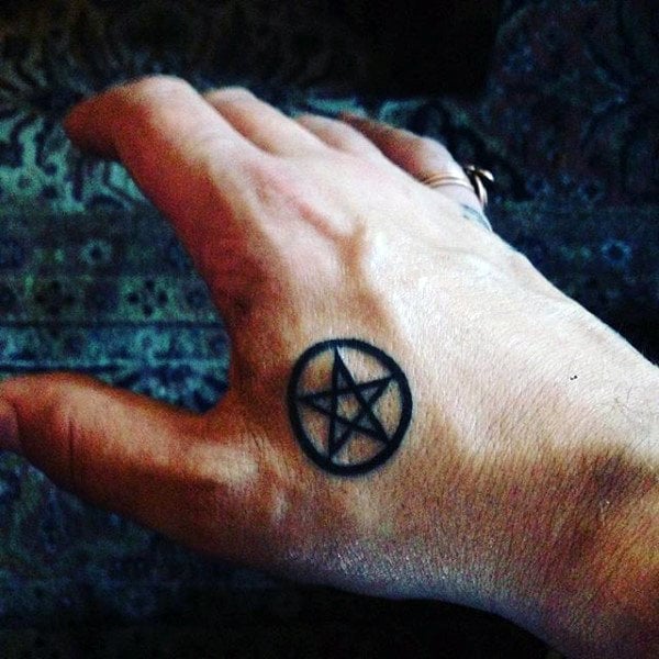 45 Tatuajes de la estrella pentagrama o de 5 puntas (Con el significado)