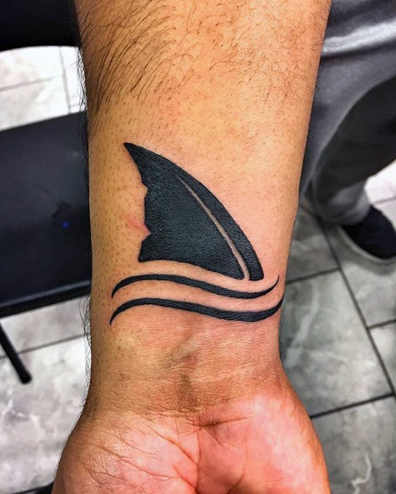 tatuaje aleta tiburon 18