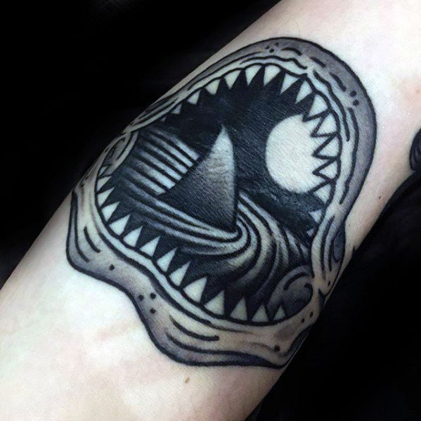 tatuaje aleta tiburon 24