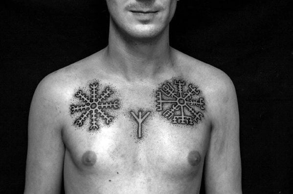 tatuaje brujula vikinga vegvisir 110