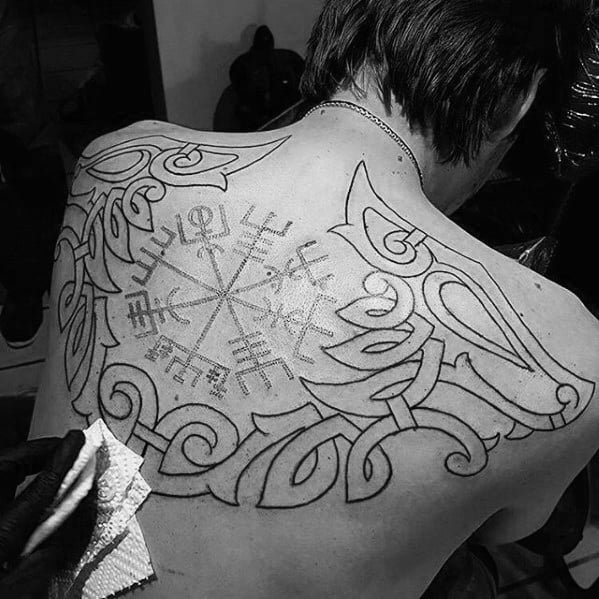 tatuaje brujula vikinga vegvisir 42