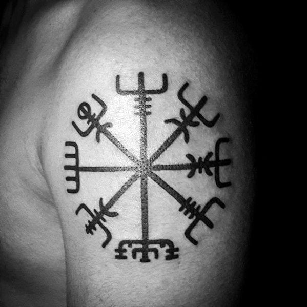 tatuaje brujula vikinga vegvisir 62