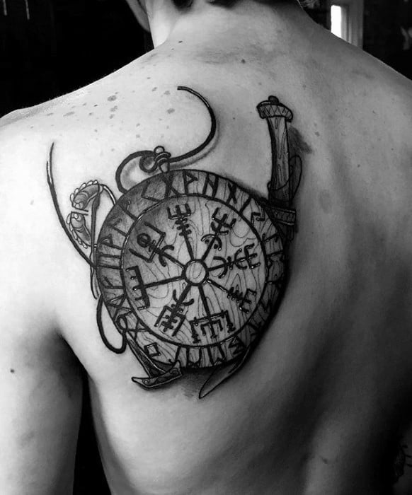 tatuaje brujula vikinga vegvisir 90