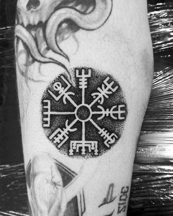 tatuaje brujula vikinga vegvisir 96