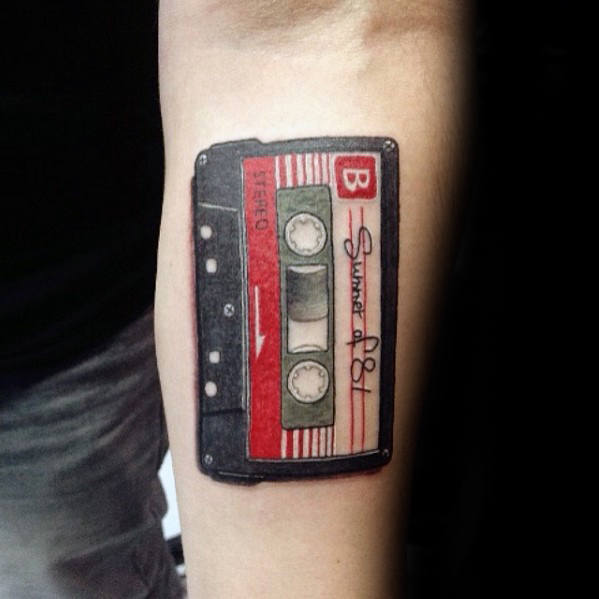 50 Tatuajes de cintas de CASSETTE (Con el significado)