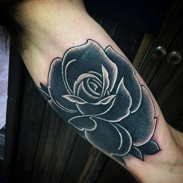 70 Tatuajes de rosas NEGRAS con su significado