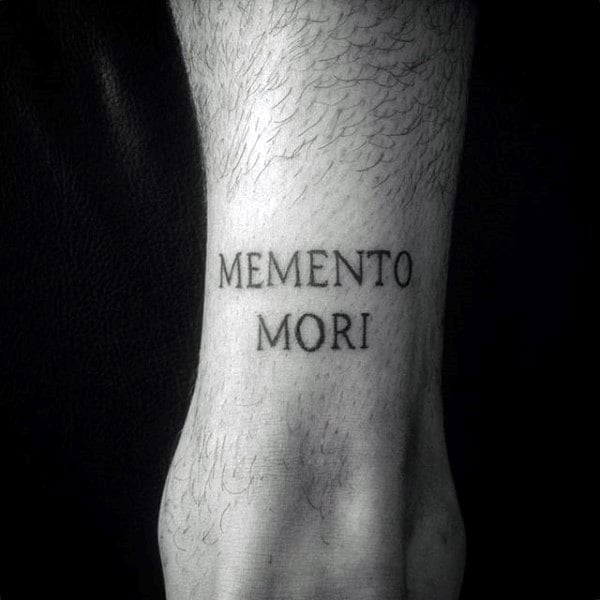 tatuaje frase memento mori 109