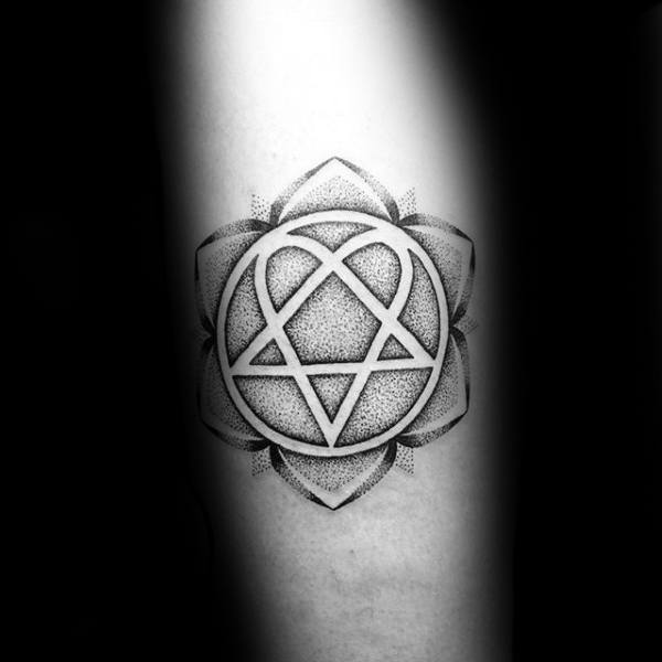 tatuaje pentagrama invertido 05