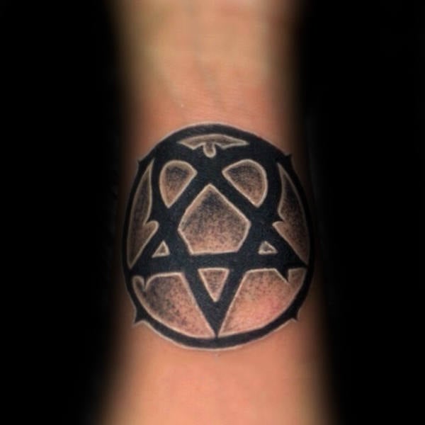 tatuaje pentagrama invertido 39
