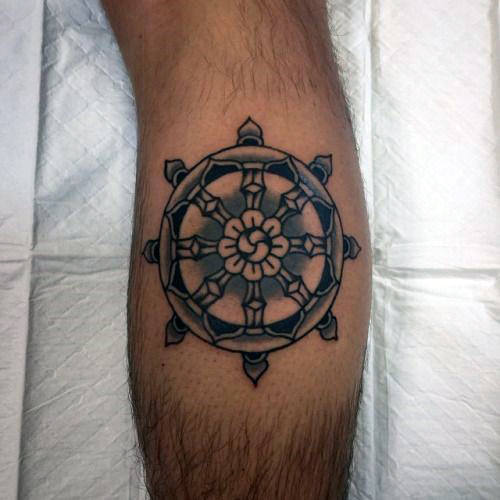 39 Tatuajes de la Rueda del Dharma (Con el significado)