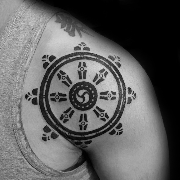 tatuaje rueda dharma 47
