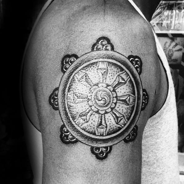 tatuaje rueda dharma 55