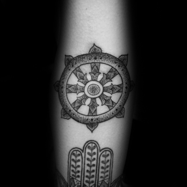 tatuaje rueda dharma 57