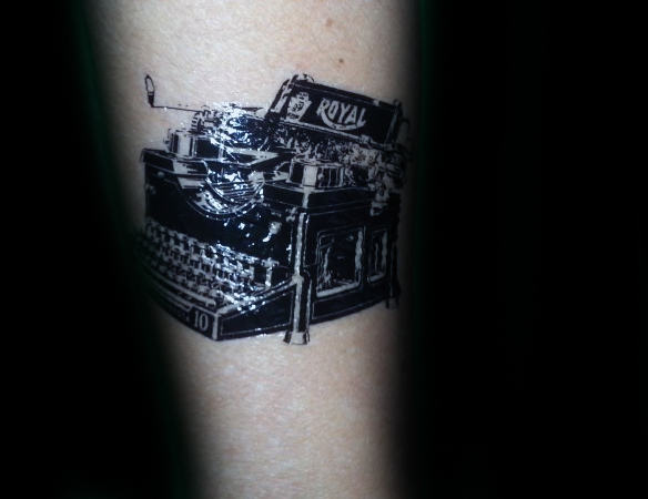 tatuaje maquina de escribir 69
