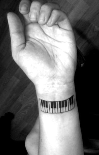 tatuaje piano teclado 113