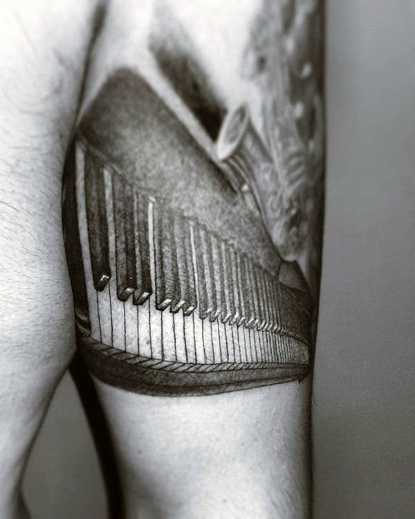 tatuaje piano teclado 85