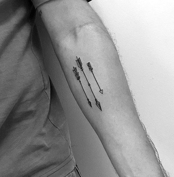 pequeno tatuaje flecha para hombre 01