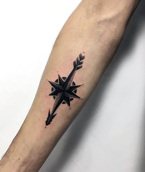 pequeno tatuaje flecha para hombre 09