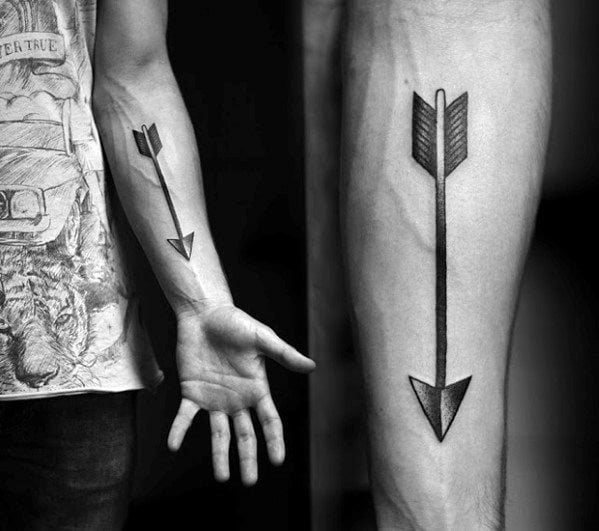 pequeno tatuaje flecha para hombre 12