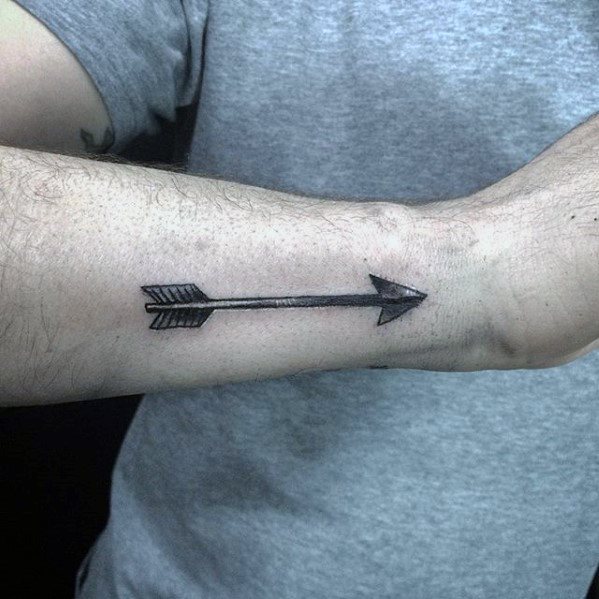 pequeno tatuaje flecha para hombre 47