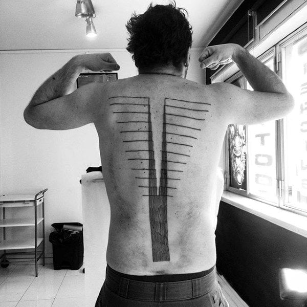 tatuaje columna vertebral para hombre 02