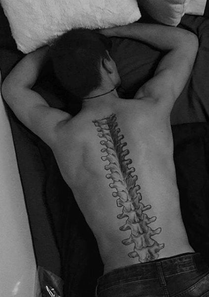 tatuaje columna vertebral para hombre 03