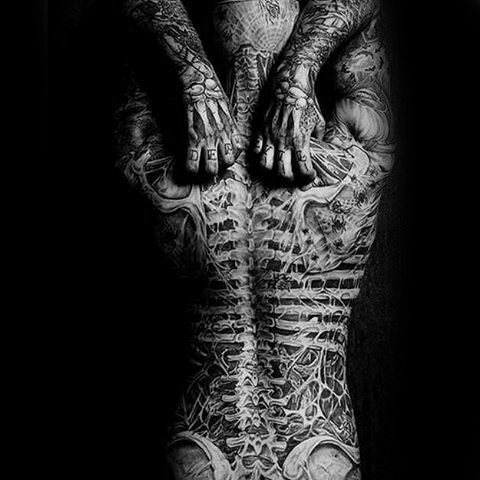 tatuaje columna vertebral para hombre 12