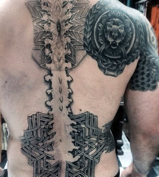 tatuaje columna vertebral para hombre 13