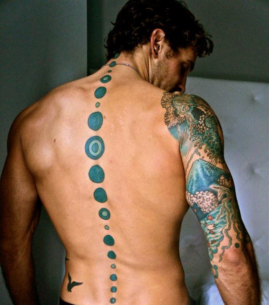 tatuaje columna vertebral para hombre 16
