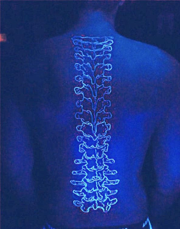tatuaje columna vertebral para hombre 17