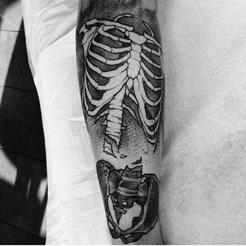 tatuaje columna vertebral para hombre 24