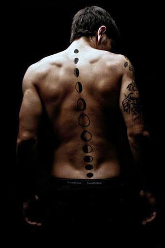 tatuaje columna vertebral para hombre 32