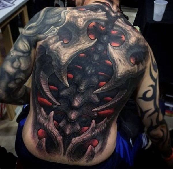 tatuaje columna vertebral para hombre 35