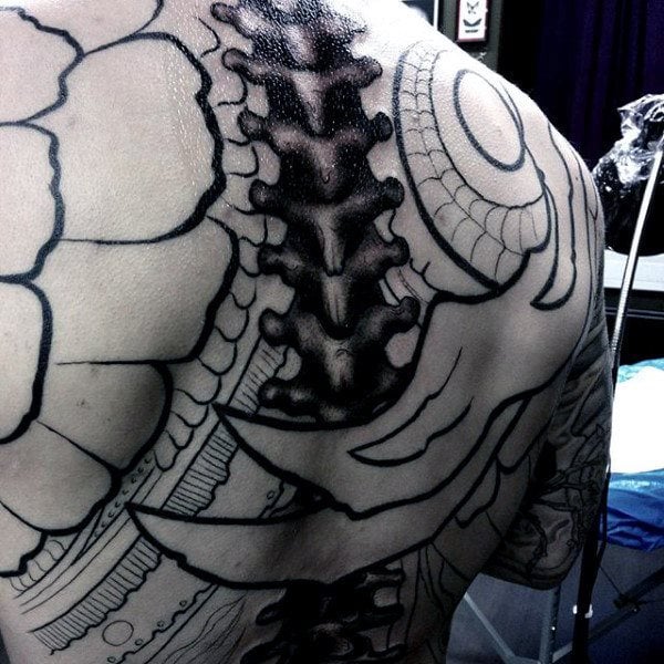 tatuaje columna vertebral para hombre 36
