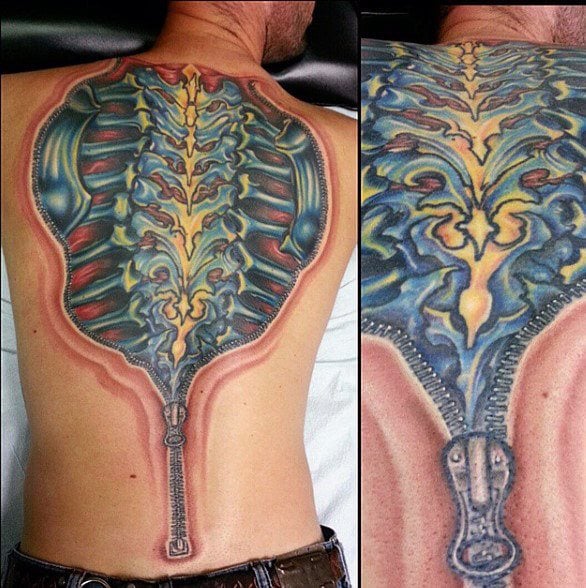 tatuaje columna vertebral para hombre 40