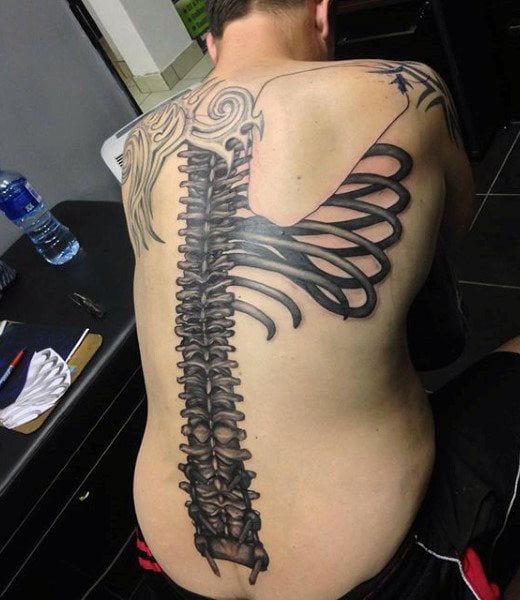 tatuaje columna vertebral para hombre 42