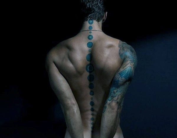 tatuaje columna vertebral para hombre 46