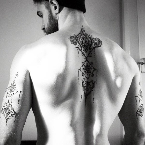 tatuaje columna vertebral para hombre 49