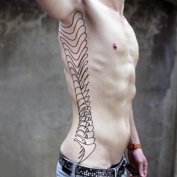 tatuaje columna vertebral para hombre 50