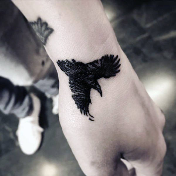 tatuaje cuervo negro para hombre 05