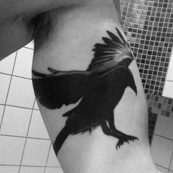 tatuaje cuervo negro para hombre 14