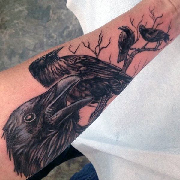 tatuaje cuervo negro para hombre 23