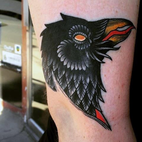 tatuaje cuervo negro para hombre 37
