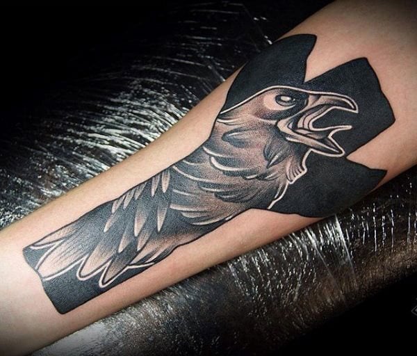 tatuaje cuervo negro para hombre 51