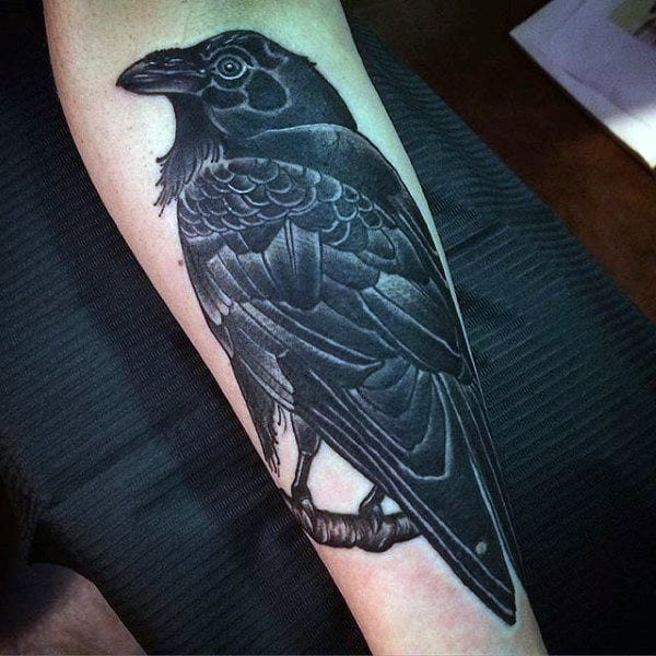 tatuaje cuervo negro para hombre 53